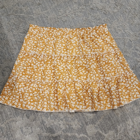NWOT  Cleo Yellow white floral print skort Size L - Picture 1 of 4